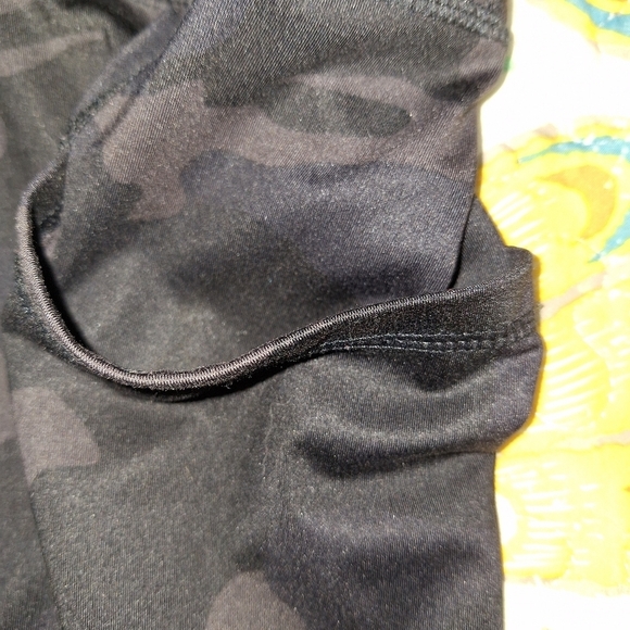 A bundle of ladies lounge pants in a size 3X. Yogalicious and Cappagallo. - Picture 12 of 13